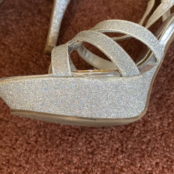 Unlisted Sparkly Silver Heals - Picture 4 of 5